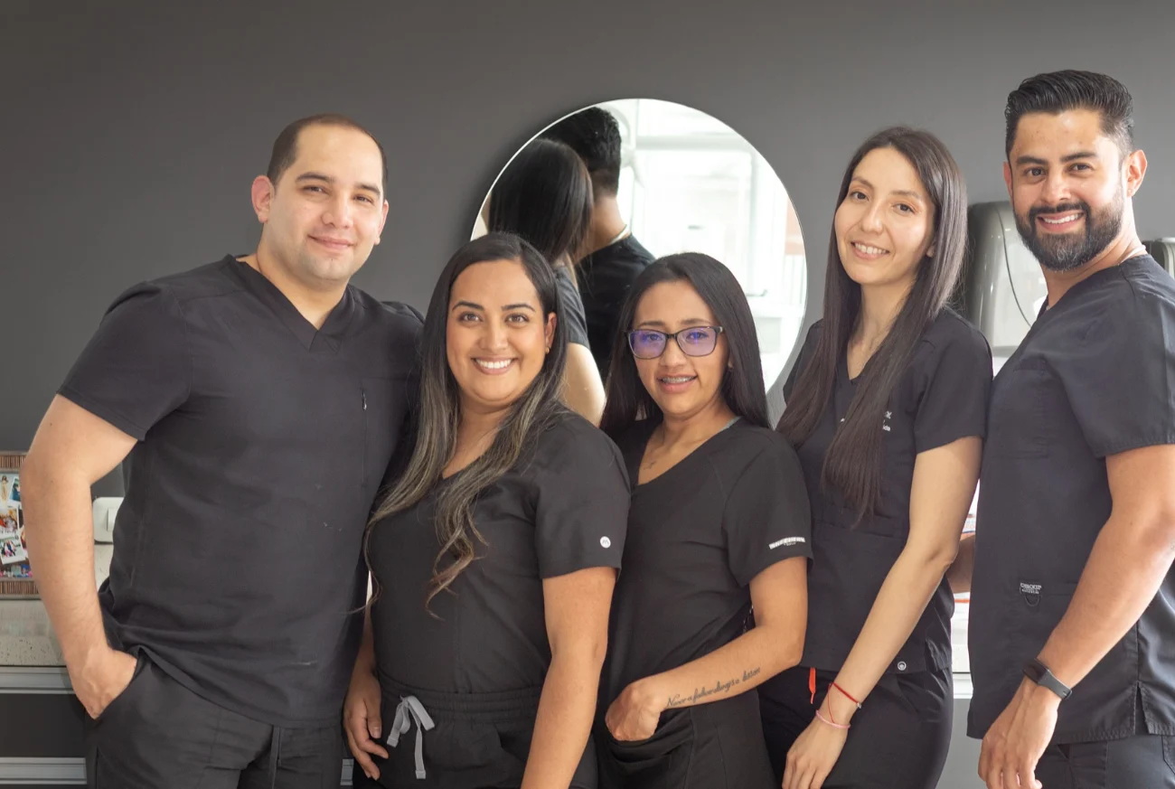 Equipo actual de ProClinic UIO, odontólogos y asistentes en Quito